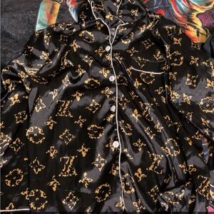 Don’t know the brand , it’s for sure not real !! Size medium sleep gown shirt